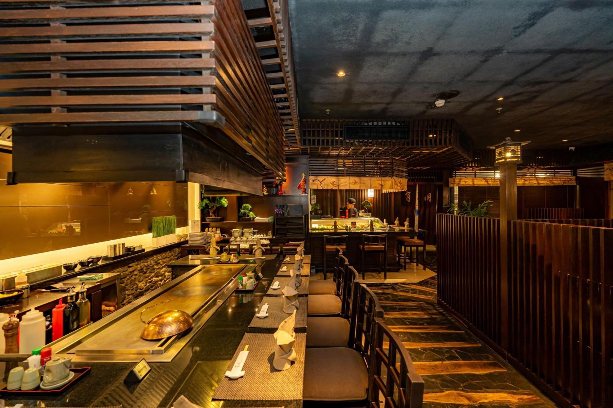 Karon 普吉海滩艾美度假村酒店 外观 照片 Interior of a sushi-go-round in Tokyo