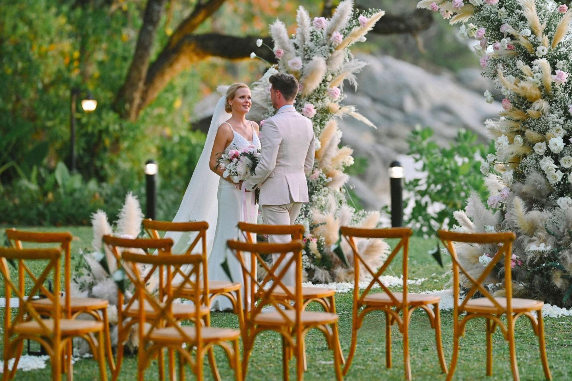 Karon 普吉海滩艾美度假村酒店 外观 照片 Wedding ceremony at the resort